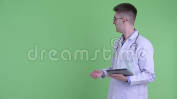 快乐的年轻医生在展示数码平板电脑时视频的预览图