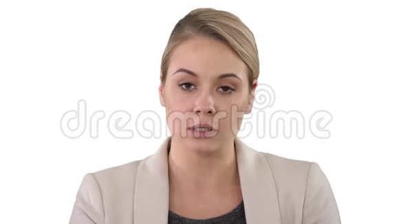 年轻女主播发布公告白色背景视频的预览图