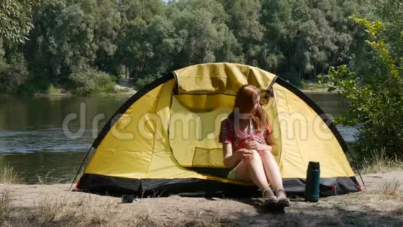 旅游和旅游的概念年轻的幸福夫妇坐在帐篷里看风景美丽的大自然环绕着视频的预览图