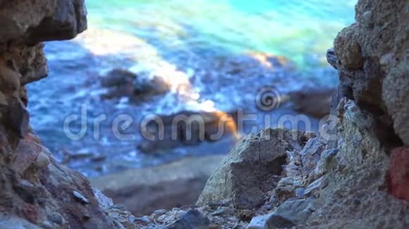 在岩石海岸的老石壁上的窗户上的景色视频的预览图