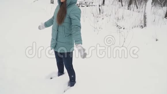 在雪地里做天使的女孩视频的预览图