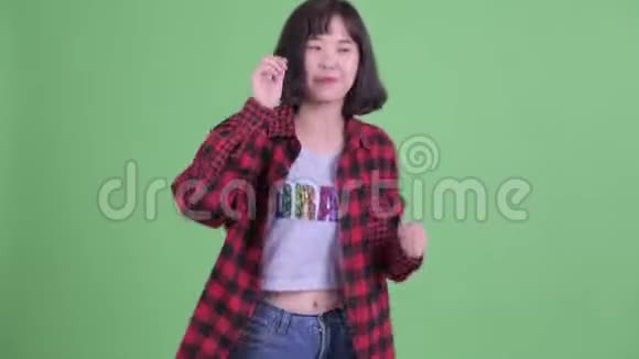 快乐的亚洲时髦女人跳舞视频的预览图