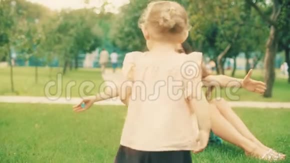 夏天小女孩在公园拥抱妈妈视频的预览图