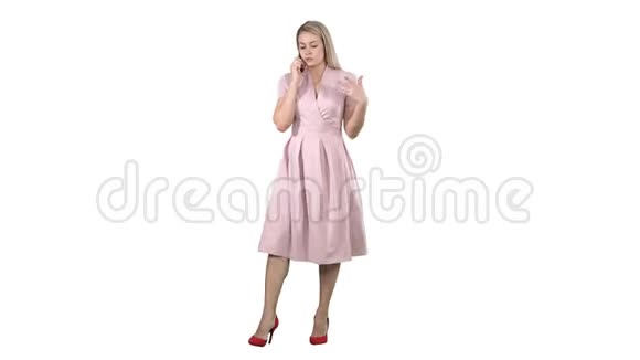 一个穿粉色衣服的漂亮女人在电话里讲话在白色背景上认真地交谈视频的预览图