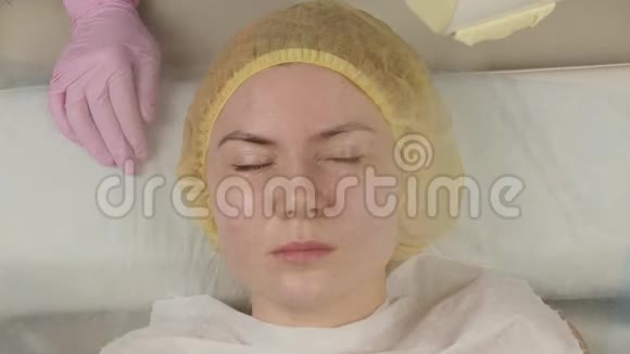 医生用蒸汽那个女人擦皮肤美容师皮肤有问题的年轻女人宇宙学的概念4K视频的预览图
