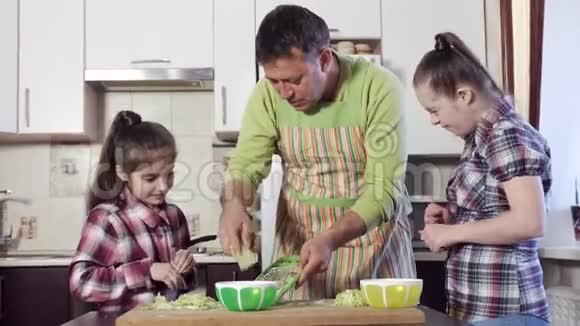 爸爸教你如何烤西葫芦视频的预览图