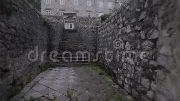 老石门和楼梯口视频的预览图