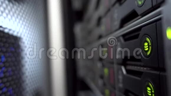 服务器机架侧视图工作硬盘驱动器视频的预览图