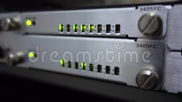光纤通信机架连接到数据中心切换特写互联网网络技术闪烁LED视频的预览图