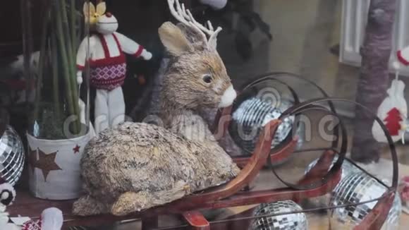 小鹿在雪橇上放松表演12月装饰圣诞节视频的预览图