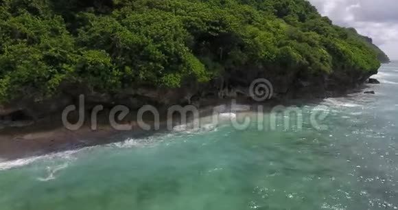 美丽的热带岛屿海岸上的悬崖蓝色的水在撞击它们4K视频的预览图