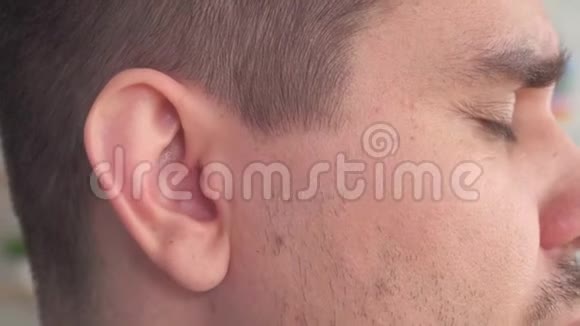 一个人把助听器插入她的耳朵视频的预览图