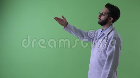 幸福的年轻胡须波斯男子医生手指的侧写视频的预览图