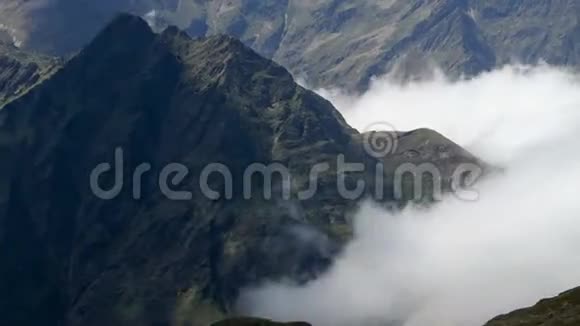 山和雾的景观超脱视频的预览图