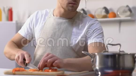一个人在平底锅里尝试酱汁因为味道不好而搞砸脸做饭视频的预览图