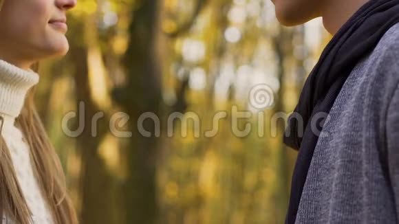 情侣约会时在户外接吻秋天背景下浪漫的心情爱情视频的预览图