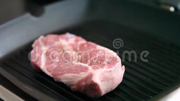 厨师在专业厨房用烤锅炒肉上景特写男士双手将牛排放在烤架上视频的预览图