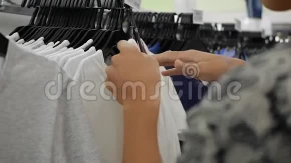 在店里寻找T恤衫的男性顾客视频的预览图
