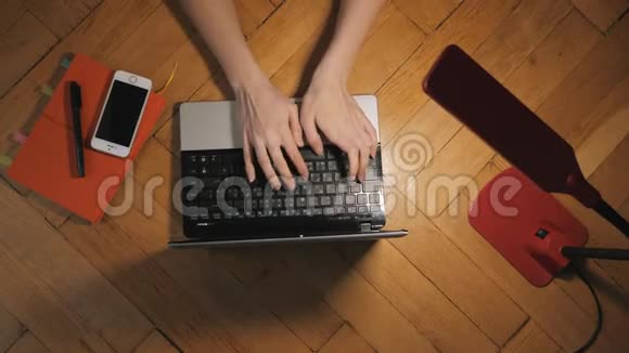 女士正在打字同时按下笔记本电脑键盘的键从顶部查看视频的预览图