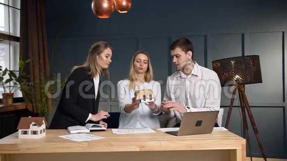 三名建筑师在办公室工作视频的预览图