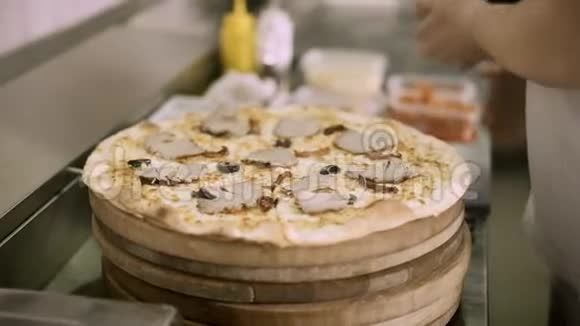 在准备好的手工披萨上撒上盐和胡椒粉视频的预览图