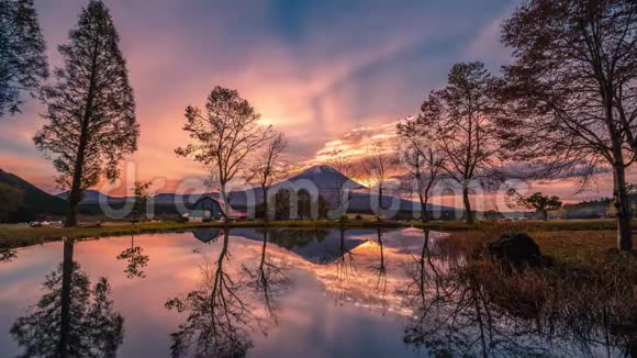 山的景观图像日本富锦宫日出时有大树和湖的富士山视频的预览图