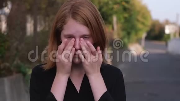 年轻的女人在哭眼泪从眼睛里出来视频的预览图
