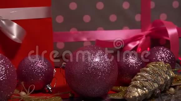 带有红色装饰的圣诞玩具和节日礼盒视频的预览图