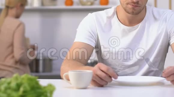 饿得不耐烦的丈夫拿着刀叉等着慢老婆的饭视频的预览图