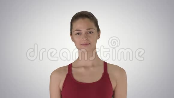 年轻女性在梯度背景下做瑜伽呼吸练习视频的预览图