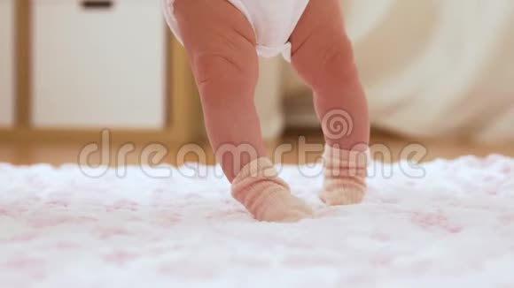 宝宝脚踩着针织毛绒毛毯视频的预览图