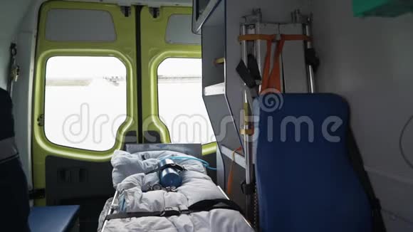 配有氧气罐的救护车帮助19号或冠状病毒患者视频的预览图
