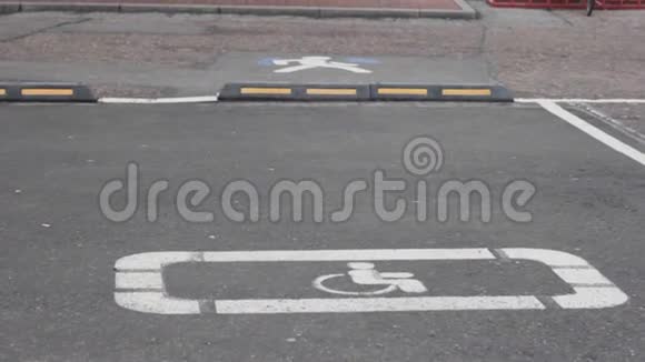 在人行道上分别标志残疾人和人运输符号视频的预览图