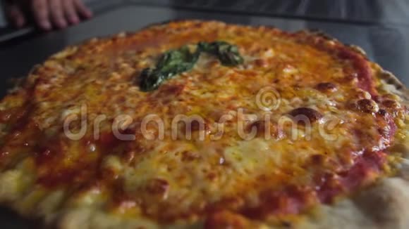 热腾腾的美味披萨就在烤箱里视频的预览图