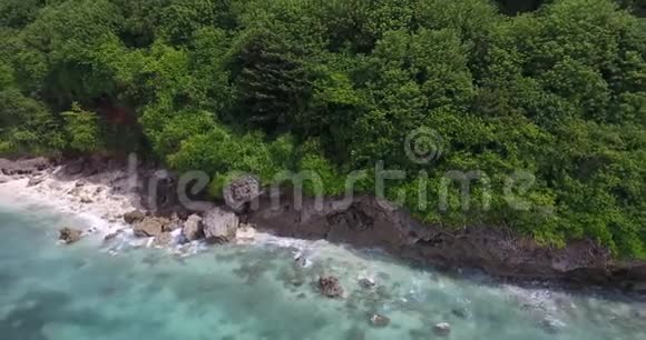 美丽的热带岛屿巴厘岛带蓝色海水的岩石海岸空中拍摄视频的预览图