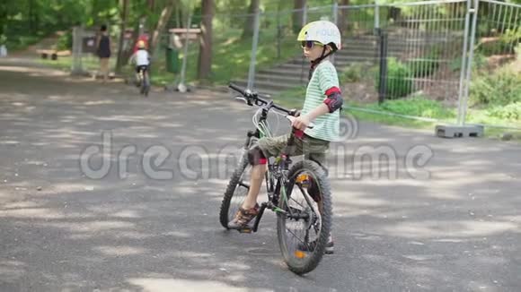 小学生开始在学校公园骑自行车视频的预览图