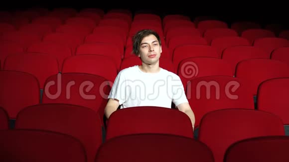 一个人独自坐在空荡荡的电影院里不高兴视频的预览图