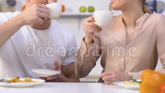 美丽的家庭夫妇在早餐时喝咖啡和交流视频的预览图