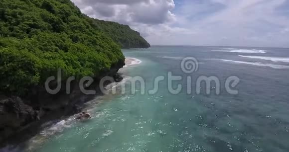 巴厘岛海岸线的高角度视野蓝色海水热带4k视频的预览图