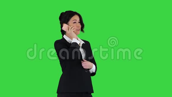 商务女性在绿色屏幕上成功呼叫后跳舞Chroma键视频的预览图