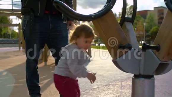 公园旋转木马附近的小女孩视频的预览图