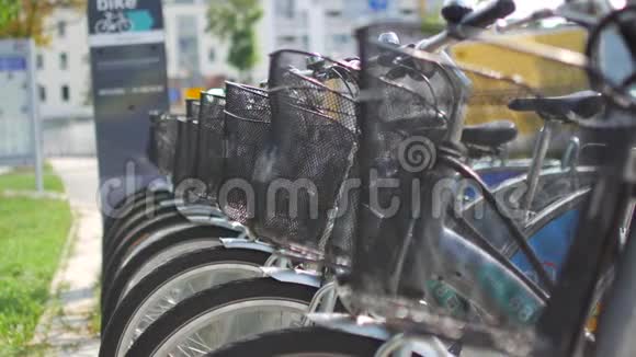 出租车站的城市自行车视频的预览图