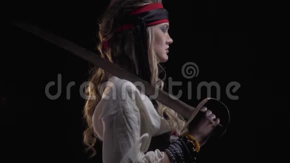 一名手持宝剑的金发海盗女子的侧写照片视频的预览图