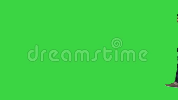 穿着正式服装的男人在绿色屏幕上点钱Chroma键视频的预览图