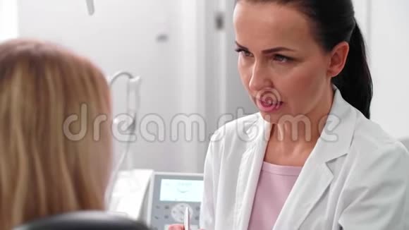 牙医和病人在办公室谈话视频的预览图