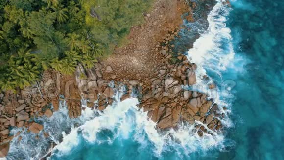 空中无人机4k稳定的镜头在花岗岩巨石附近的安塞巴扎卡海滩海浪在岩石上破碎马河视频的预览图
