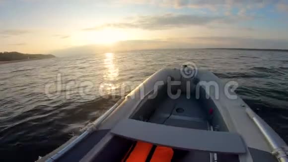日落水域和摩托艇船头视频的预览图
