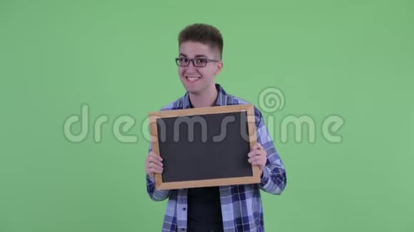 快乐的年轻时髦男人一边拿着黑板一边说话视频的预览图
