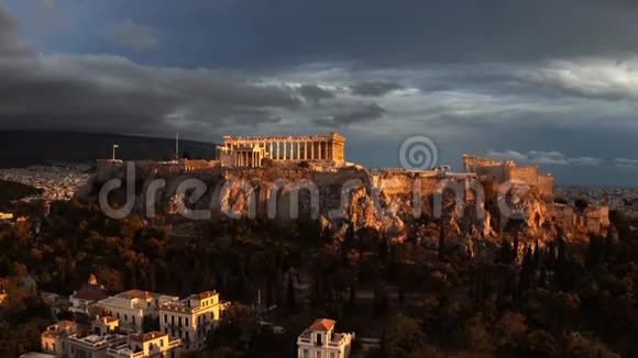 日落时著名的帕台农神庙和卫城的空中上升镜头希腊雅典视频的预览图