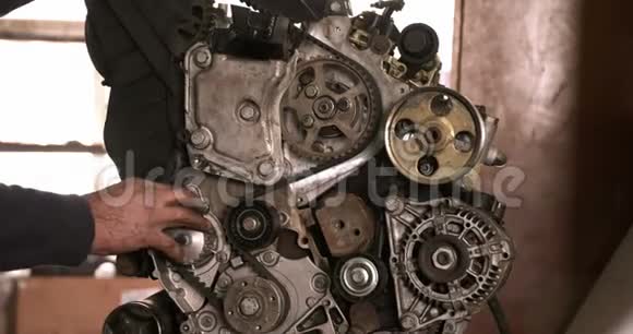 翻新汽车发动机的一部分视频的预览图